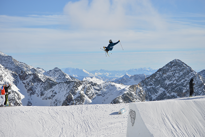Dick Thomas Skiing